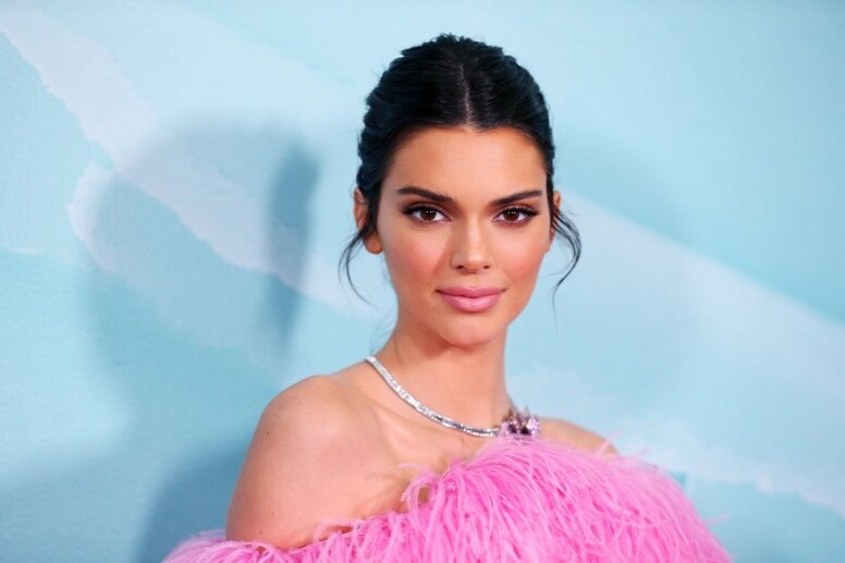 受到許多年輕女孩歡迎的話題名模Kendall Jenner,近年連禪兩年時尚圈界收入最 受到許多年輕女孩歡迎的話題名模Kendall Jenner,近年連禪兩年時尚圈界收入最