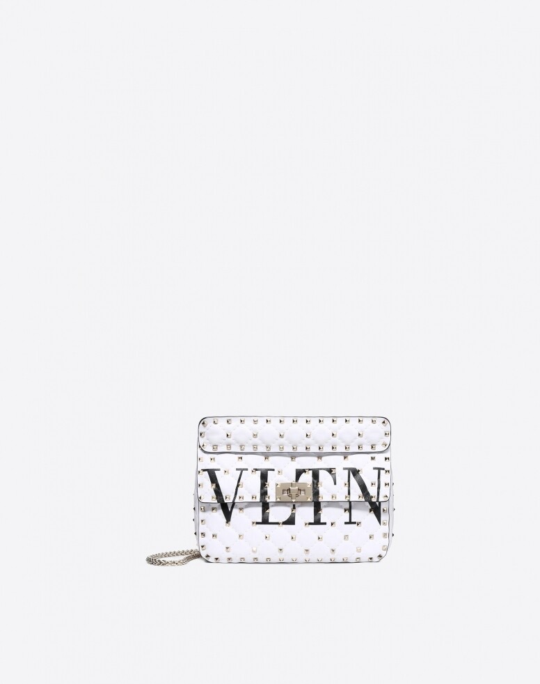 Valentino這款印有「VLTN」字樣的鍋釘手鏈斜揹袋深受年輕女生歡迎,簡約的黑白色 Valentino這款印有「VLTN」字樣的鍋釘手鏈斜揹袋深受年輕女生歡迎,簡約的黑白色