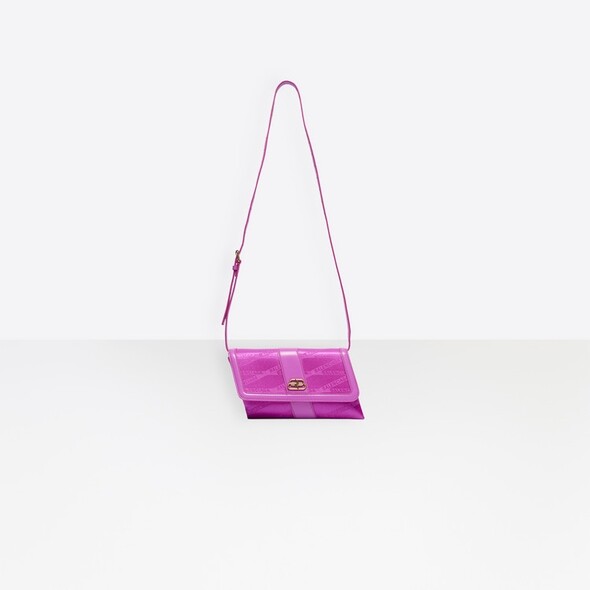 你沒有眼花，而這張圖也沒有出錯，這個Balenciaga wallet on strap手袋Shift的確是「歪」向一邊