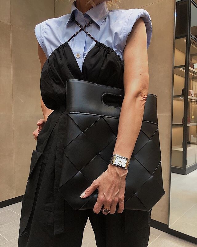 輪廓俐落有簡約的平底Tote Bag，除了手提之外，也能夠對半折疊來變化造型。