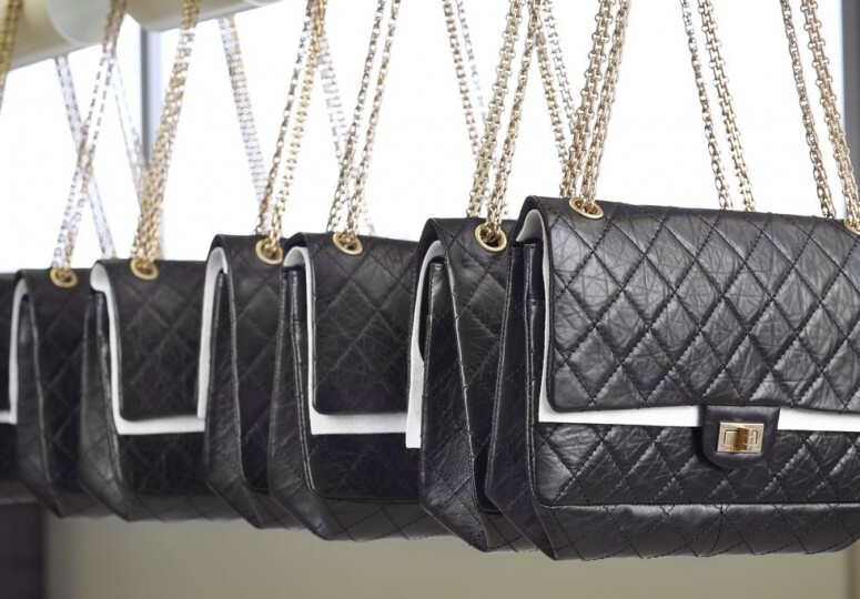 香奈兒CHANEL 2.55包製作過程公開從市區往巴黎近郊開了一個多小時的車 香奈兒CHANEL 2.55包製作過程公開從市區往巴黎近郊開了一個多小時的車