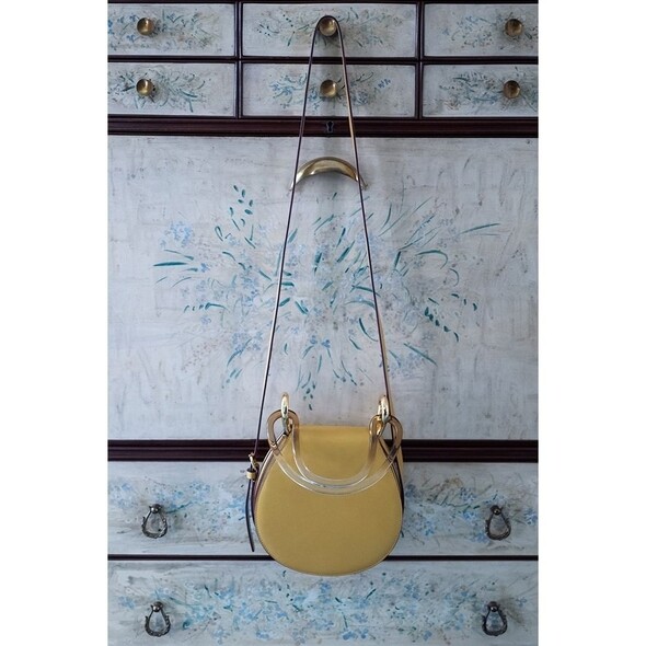 來自2019渡假系列的Marni Melville Bag，是摩登與復古的混合體，馬鞍形的袋身配以富