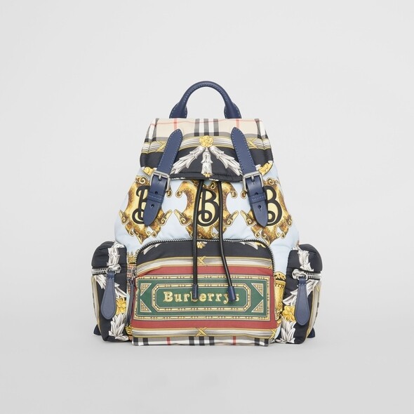 Burberry將優雅女生愛綁的絲巾化身手袋圖案，七彩的絲巾圖案令背囊活潑花