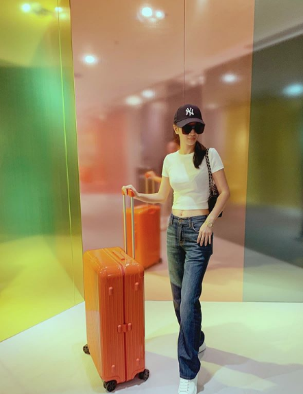 同樣地這款的珊瑚色受一群女生愛戴，將行李箱放在身旁更有顯白的效