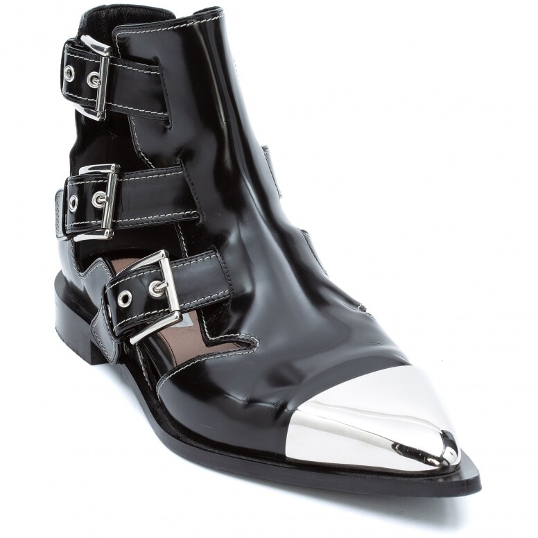 金屬飾皮革短靴（Alexander McQueen）