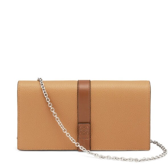 Loewe大容量數一數二集銀包、crossbody與clutch於一身，3.5cm厚度的實用容量在眾品