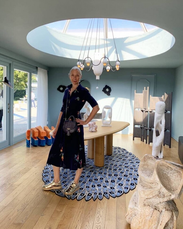 從事藝術策展工作的Alexandra不時得參加不同展覽，這類穿衣風格是展現了她
