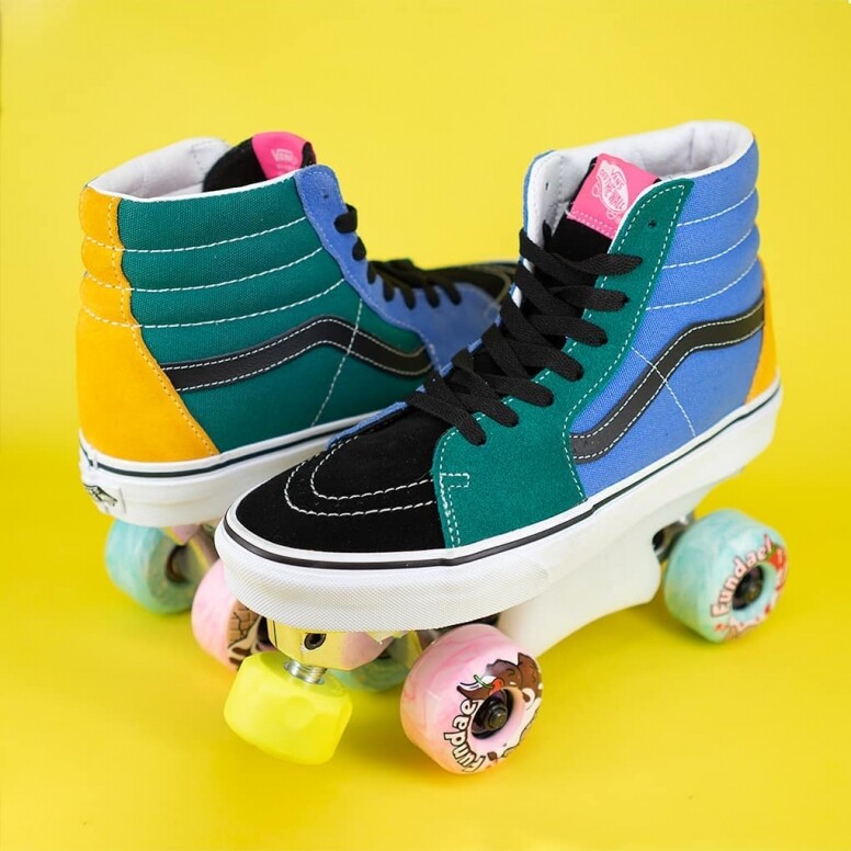 休閒鞋（Fitness Skating）適合初學、在街頭玩roller的人使用，共有四個輪子，一般配有煞掣