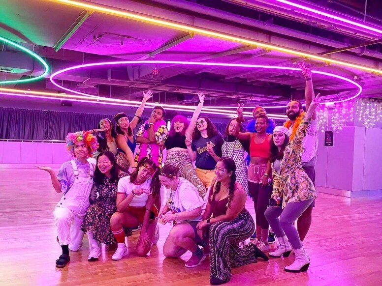 全港最大的室內滾軸溜冰場，位於北角，全場以懷舊感十足的Neon light布置，滿