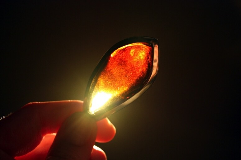 琥珀的功效有科學根據支持,它內含的乙醚油質可穿過皮膚以助血液循 琥珀的功效有科學根據支持,它內含的乙醚油質可穿過皮膚以助血液循