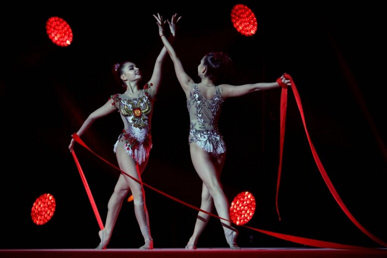 姐姐Arina和妹妹Dina出生於1998年,身高一樣都是162cm,而且體重都是40kg,像倒 姐姐Arina和妹妹Dina出生於1998年,身高一樣都是162cm,而且體重都是40kg,像倒
