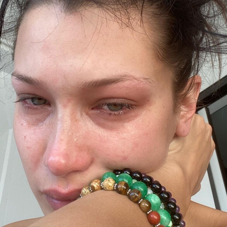 雖然Bella Hadid成為現今女士追捧的時尚指標,外表光鮮底下,原來她飽受焦慮 雖然Bella Hadid成為現今女士追捧的時尚指標,外表光鮮底下,原來她飽受焦慮