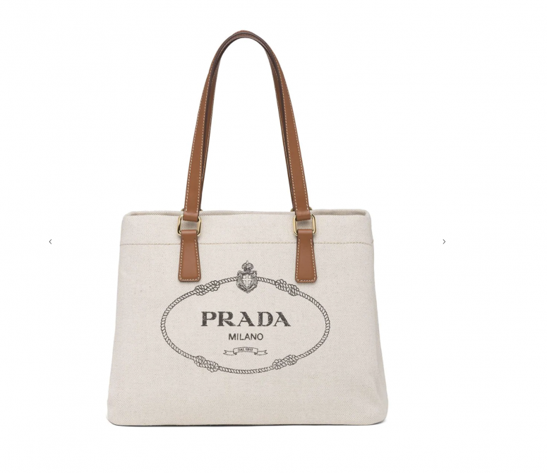 對品牌有偏好？看看這個又是不是你的心水。Prada logo 為這個厚實tote bag 加添了