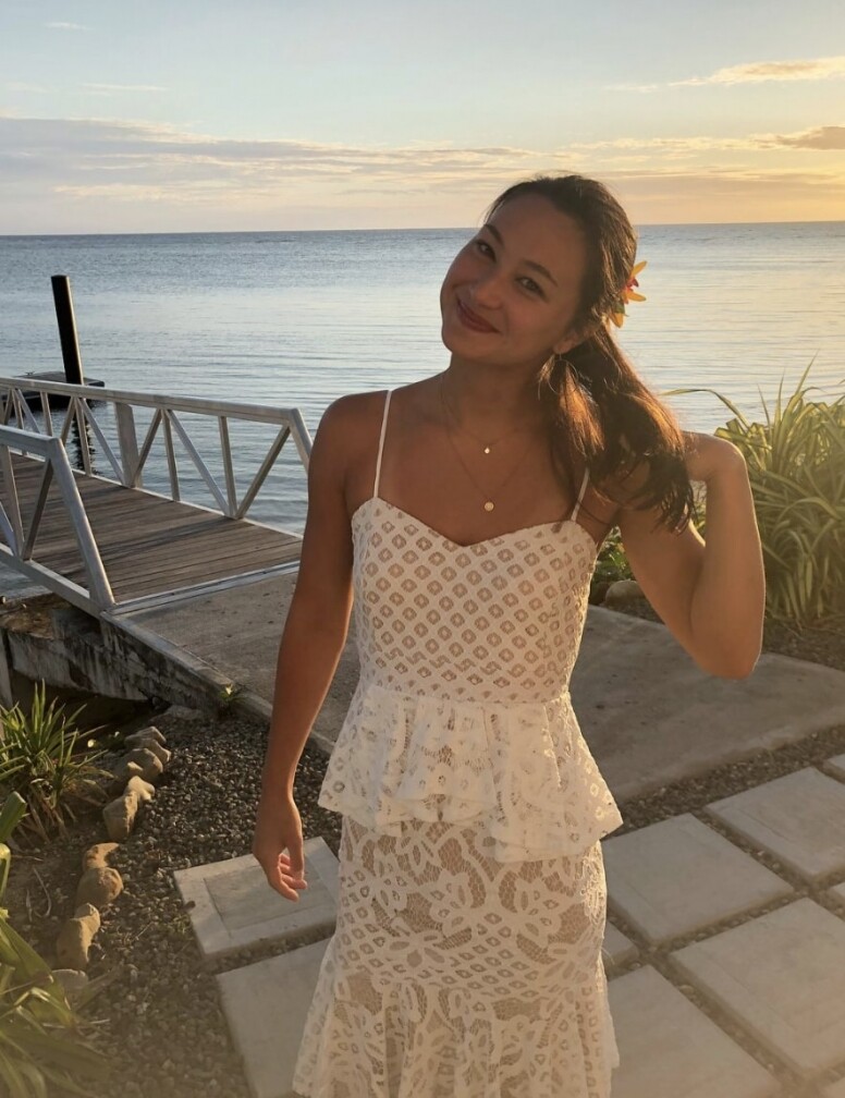 在斐濟旅遊時身穿白色緊身連衣裙，把身材曲線充分展露，再配上甜美的笑容，保持健康自信的形象。