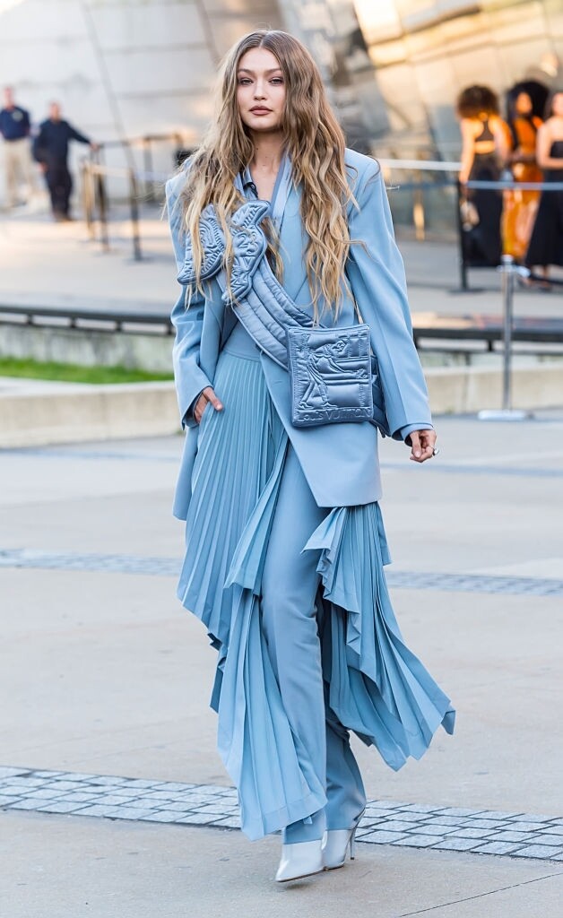Off-White 創始人 Virgil Abloh 為 Gigi Hadid 特別訂製的西裝式晚禮服。禮服:Off-White by Virgil Abloh首飾 Off-White 創始人 Virgil Abloh 為 Gigi Hadid 特別訂製的西裝式晚禮服。禮服:Off-White by Virgil Abloh首飾