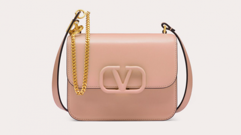 Valentino Garavani，VSLING 奶茶色亮澤小牛皮肩背包，約$20000