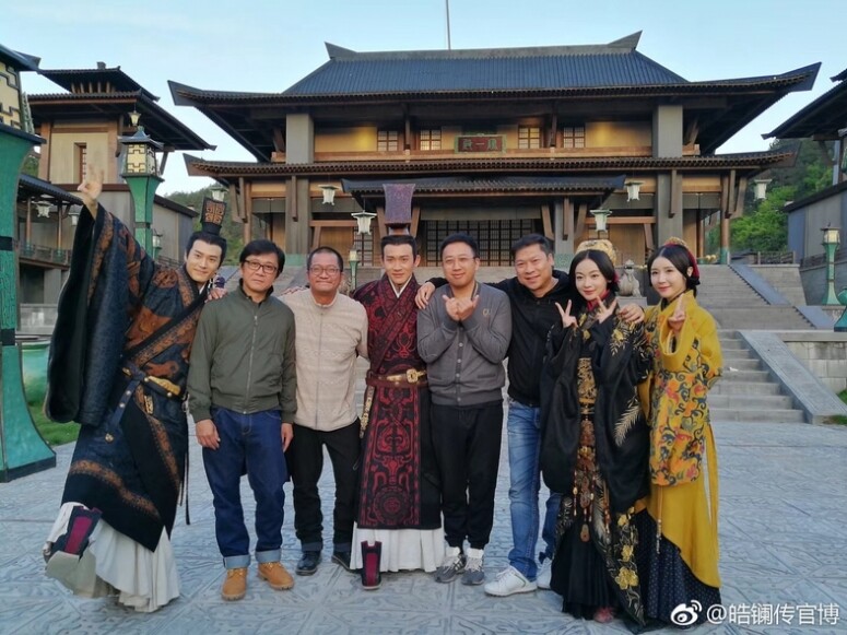而秦國人(如上圖右二)則以黑和紅色配以獸型圖案的服飾為主，展示秦人