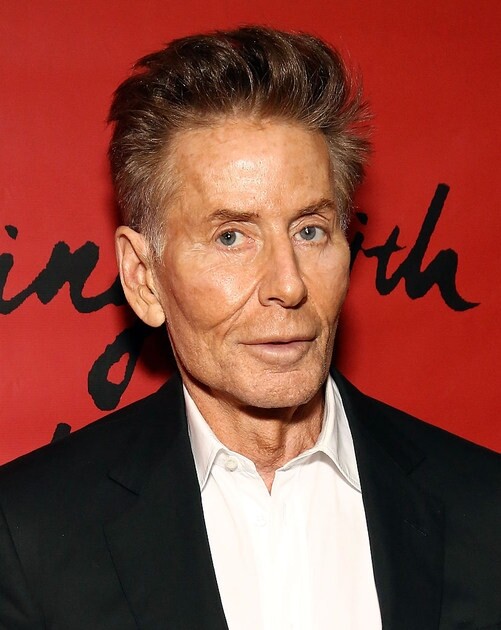擁有匈牙利猶太裔血統的創辦人Calvin Richard Klein出生於1942年11月19日,小時候隨 擁有匈牙利猶太裔血統的創辦人Calvin Richard Klein出生於1942年11月19日,小時候隨
