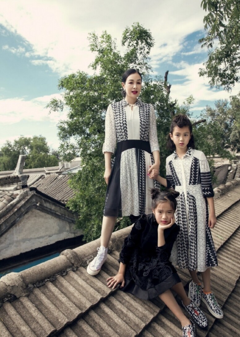 另一套親子裝就是這個黑白連身裙造型，兩位女兒都懂得在鏡頭前裝酷