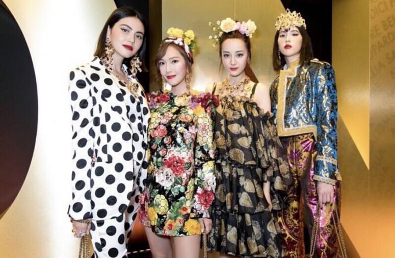 Davika Hoorne是被Dolce & Gabbana看中行騷的話題人物,與同場的韓星Jessica Jung與新疆美女迪麗 Davika Hoorne是被Dolce & Gabbana看中行騷的話題人物,與同場的韓星Jessica Jung與新疆美女迪麗