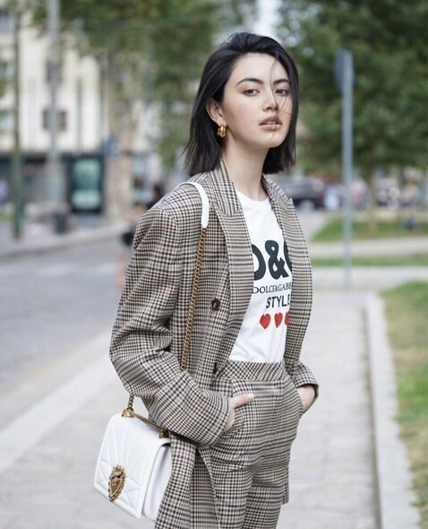 Davika Hoorne私下最常以中性的西裝外套來搭配，這種微正式的穿搭不僅時尚，還