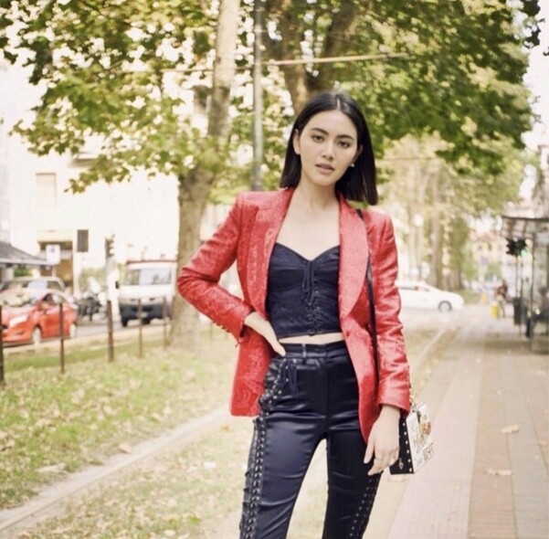 或是在紅色西裝褸下，內搭黑色corset與窄褲，共融女人味內衣與男性化外套