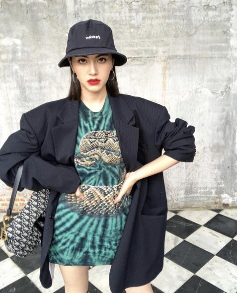 Boxy西裝褸內搭浮誇圖案長tee，戴上漁夫帽與大圈耳環，Davika Hoorne即變日系潮女
