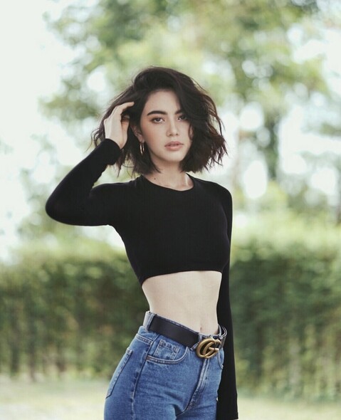 短身上衣都是Davika Hoorne的日常穿搭單品，簡單地配襯高腰牛仔褲，不經意地綻