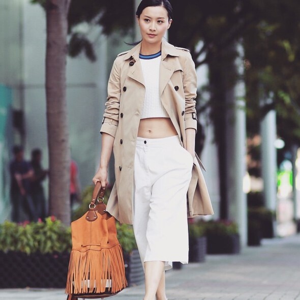 乾濕褸夠經典，但同時會容易令人顯老或保守，陳法拉利用小性感的crop top