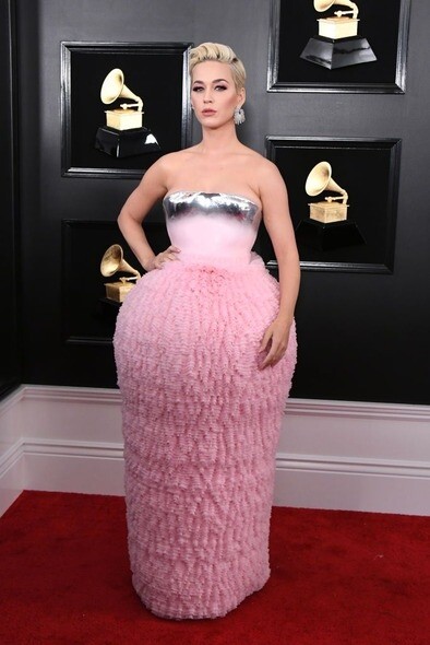Katy Perry身穿粉紅色Balmain禮服,上身金屬性感抺胸輕露香肩,下身球型立體千層 Katy Perry身穿粉紅色Balmain禮服,上身金屬性感抺胸輕露香肩,下身球型立體千層