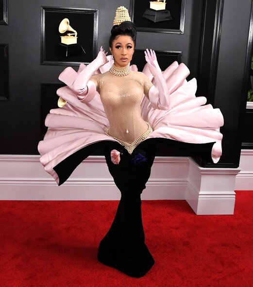 同樣穿上1995年復古高訂Thierry Mugler的Cardi B，當晚成為首個獲得最佳饒舌大碟該