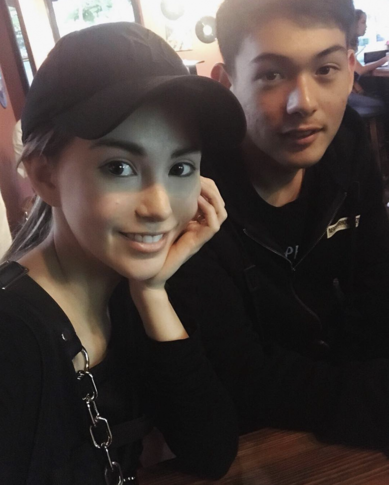 昆凌的父親是澳洲人,母親是中韓混血,五官立體又精緻,難怪弟弟也遺傳 昆凌的父親是澳洲人,母親是中韓混血,五官立體又精緻,難怪弟弟也遺傳