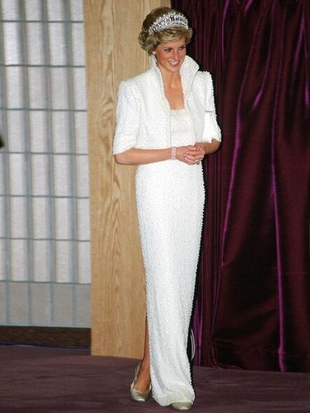 她於1989年11月穿着Catherine Walker長晚裝裙和同系列的小外套來到香港的文化中 她於1989年11月穿着Catherine Walker長晚裝裙和同系列的小外套來到香港的文化中