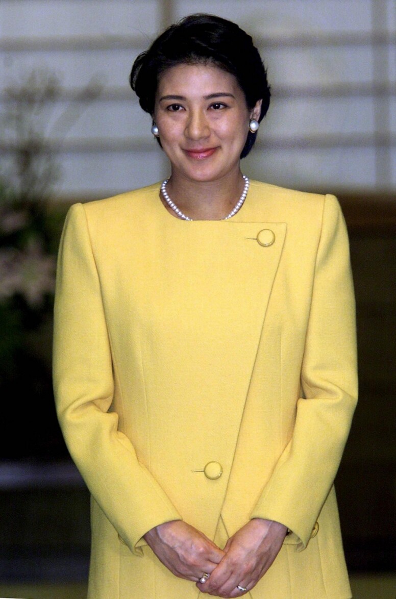雅子不止一次選了全身黃色的打扮，奶黃色的長身外套襯上珍珠耳環和