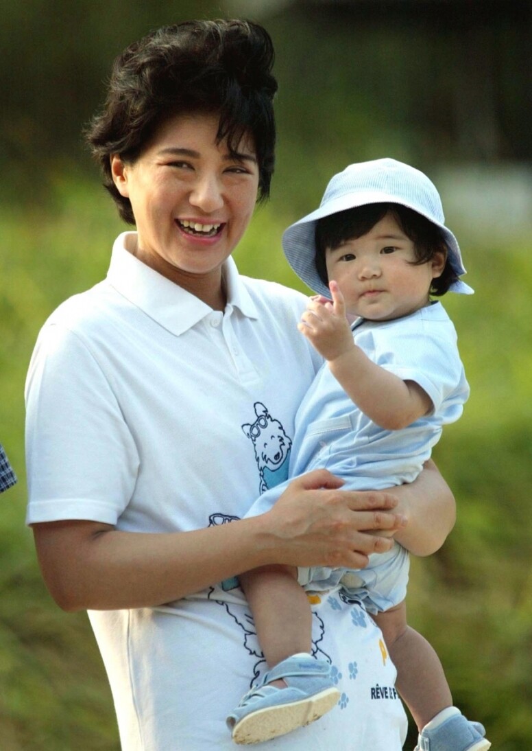 雅子婚後6年，終於誕下她和德仁的愛情結晶品-愛子公主。雅子罕有地作