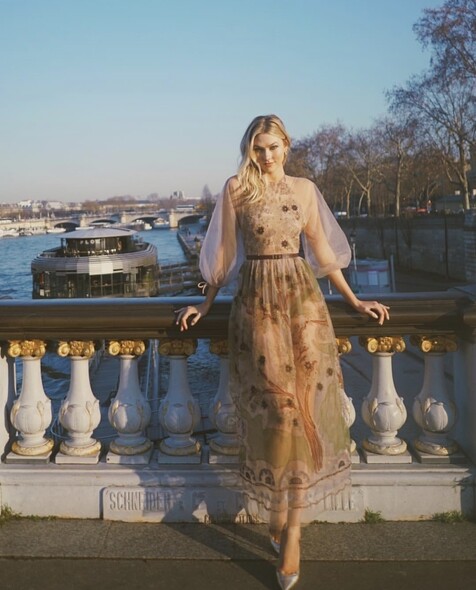 公主式透視紗裙放在Karlie Kloss身上，配合當時的中長度曲髮，是滿滿的女人味