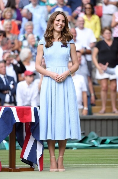 凱特王妃(Kate Middleton)這套訂製的Emilia Wickstead天空藍連身裙簡單優雅,配上裸色高根鞋 凱特王妃(Kate Middleton)這套訂製的Emilia Wickstead天空藍連身裙簡單優雅,配上裸色高根鞋