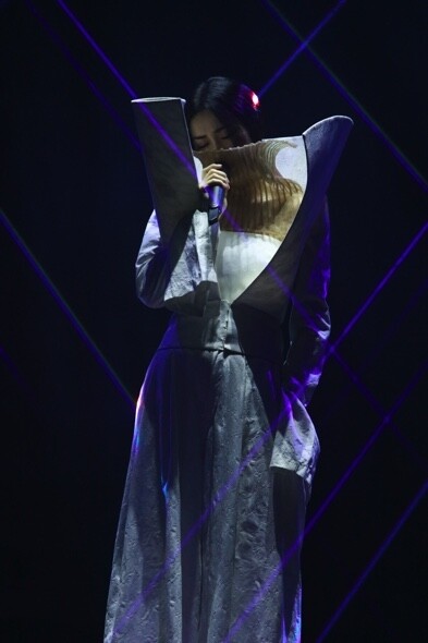 每晚以不同造型開場是焦點所在，四場演出共有九套歌衫，都是出自中國
