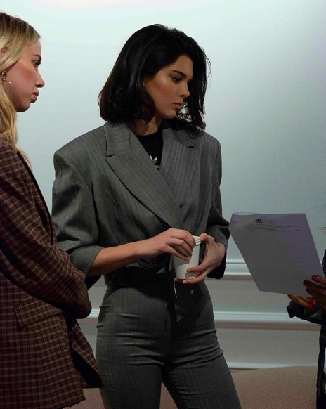 ELLE：那在挑選手袋方面，有沒有什麼你最在意的事情是？Kendall Jenner：對我來說手袋