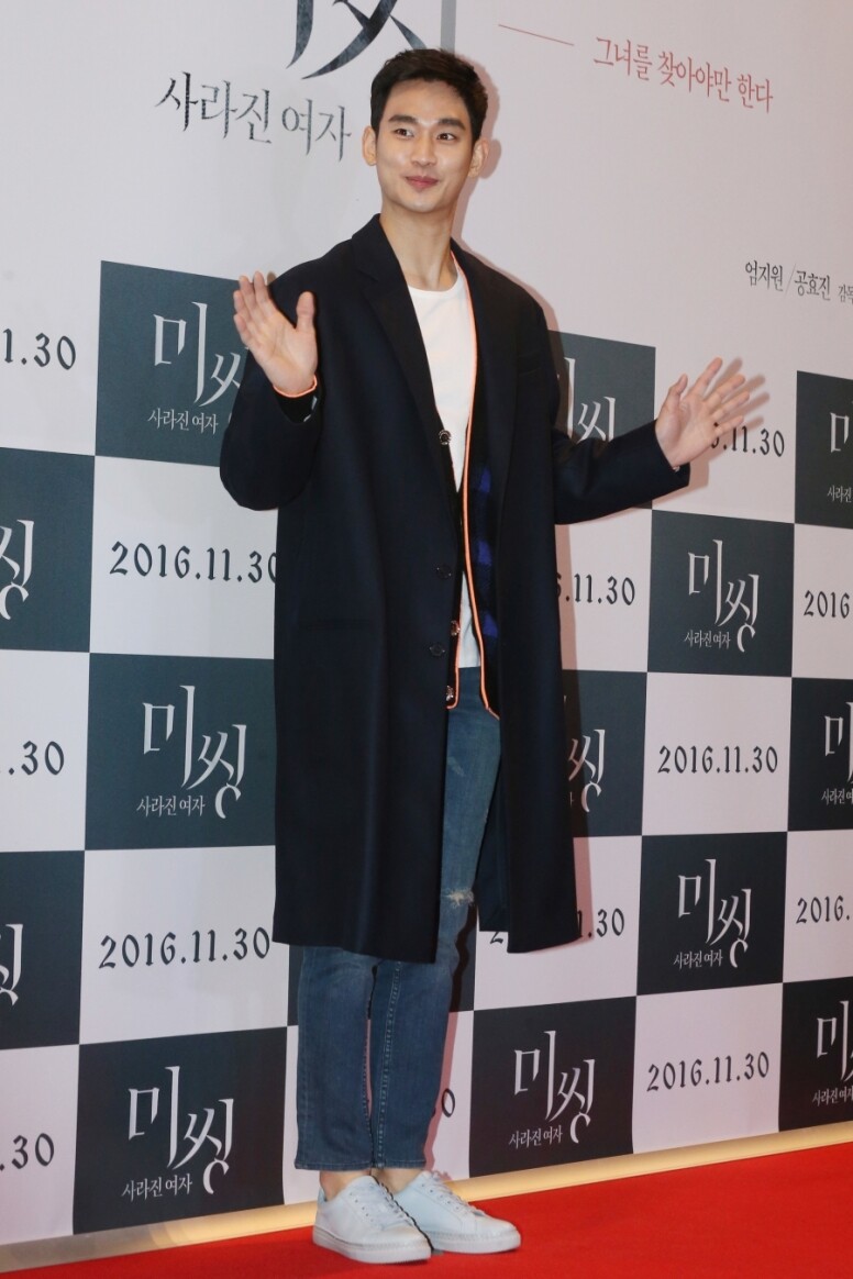 180cm高的金秀賢，穿起韓劇男主角最愛的長身及膝大褸，比例更修長。