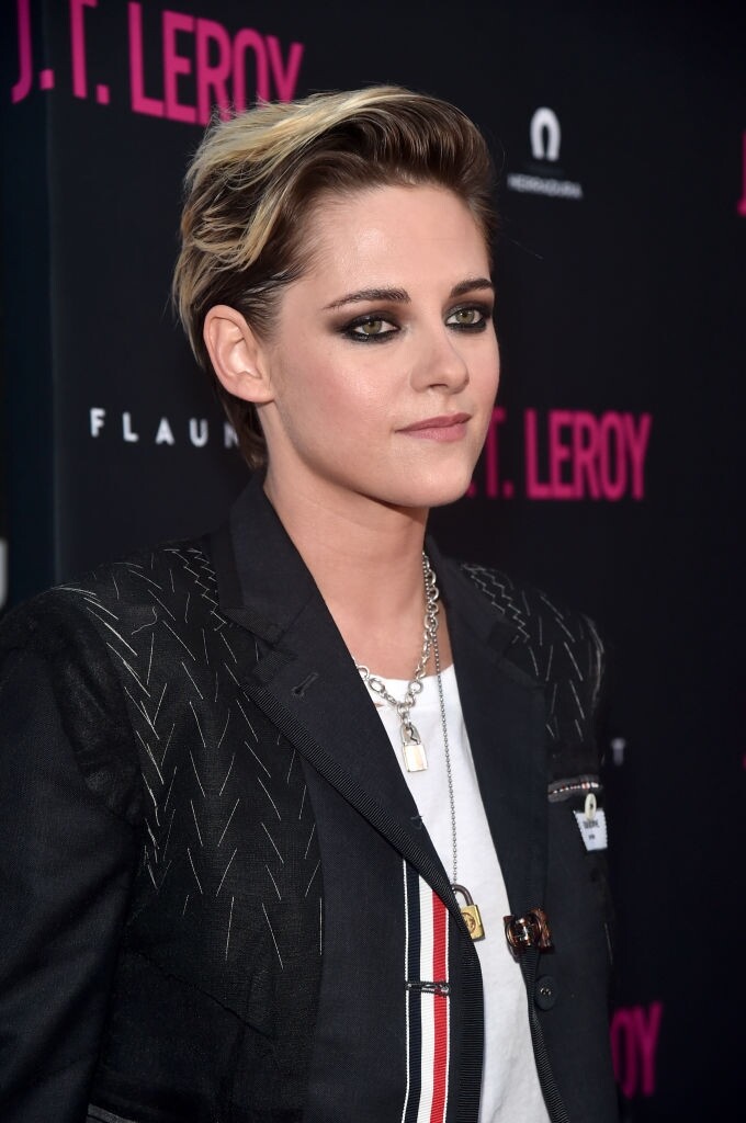 Kristen Stewart是百變天后嗎？《神探俏嬌娃》變裝造型秒秒驚喜