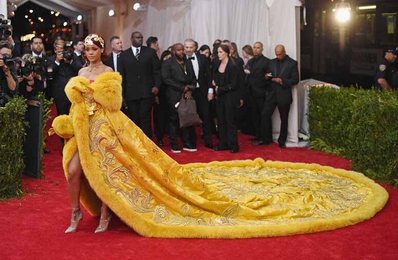 ELLE：身為設計師，對你而言Met Gala 當天最大的挑戰是什麼？Simon Hallin：Met Gala 是個會忙