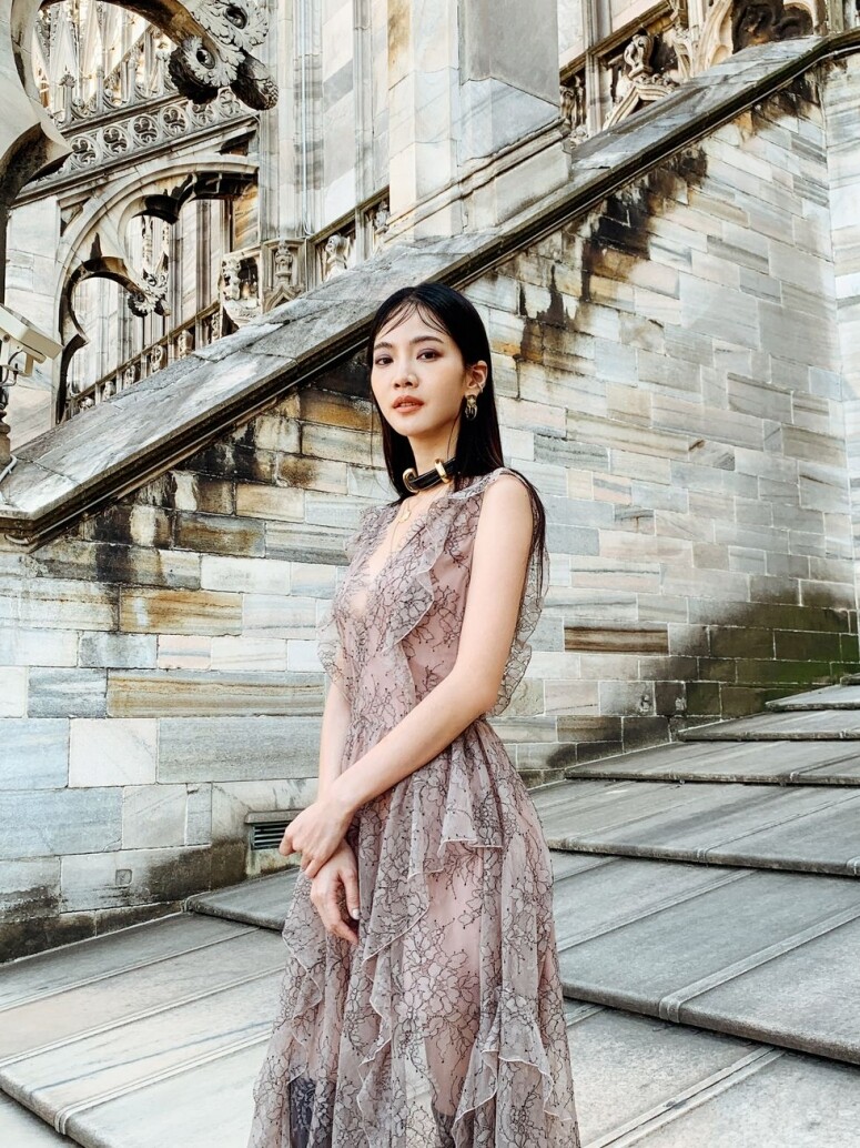 蕾絲連身裙﻿ BLUMARINE黑色長靴 STUART WEITZMAN頸鍊 ELLERY耳環、項鍊 APM MONACO