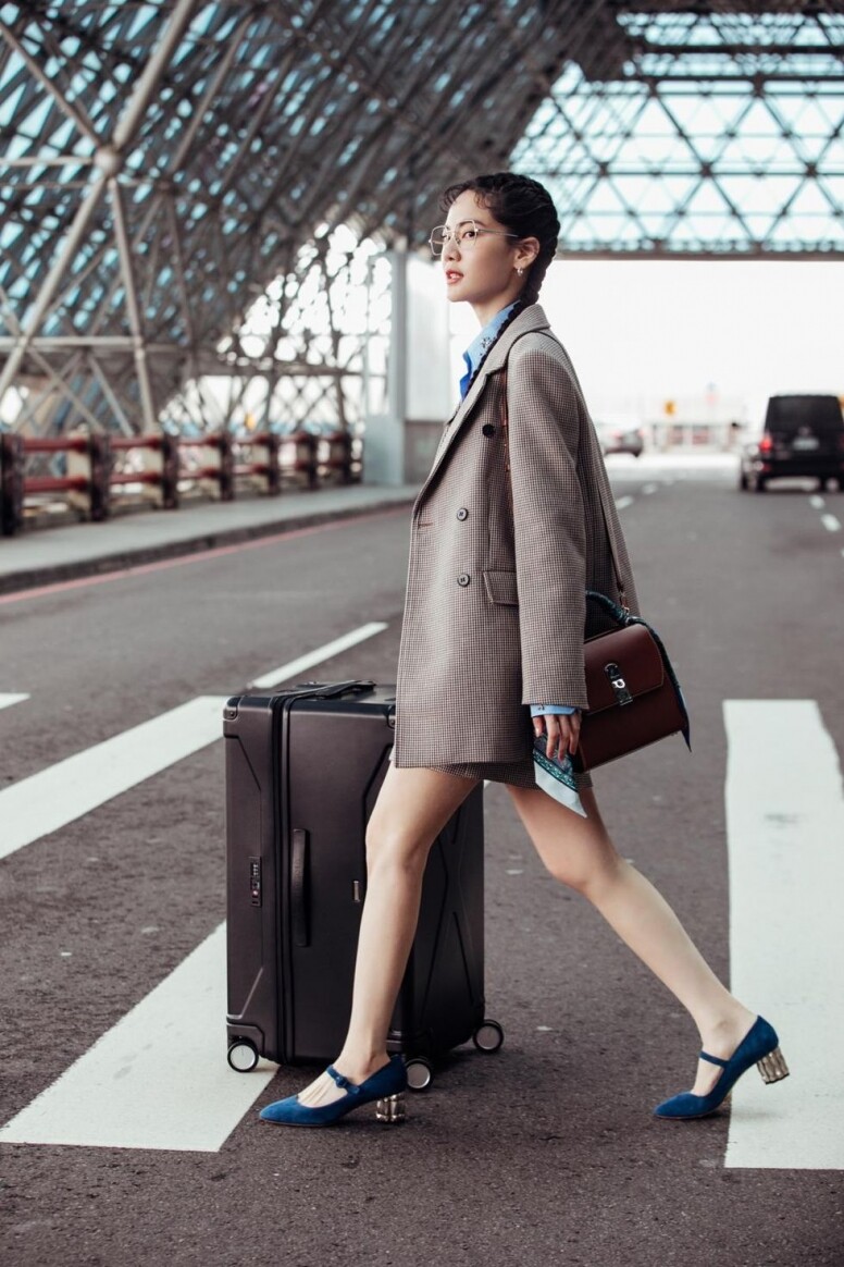 襯衫 PRADA格子西裝外套、裙 MAJE PARIS手袋、鞋 SALVATORE FERRAGAMO 耳環、戒指 BOTTEGA VENETA眼鏡 CUTLER AND GROSS行李