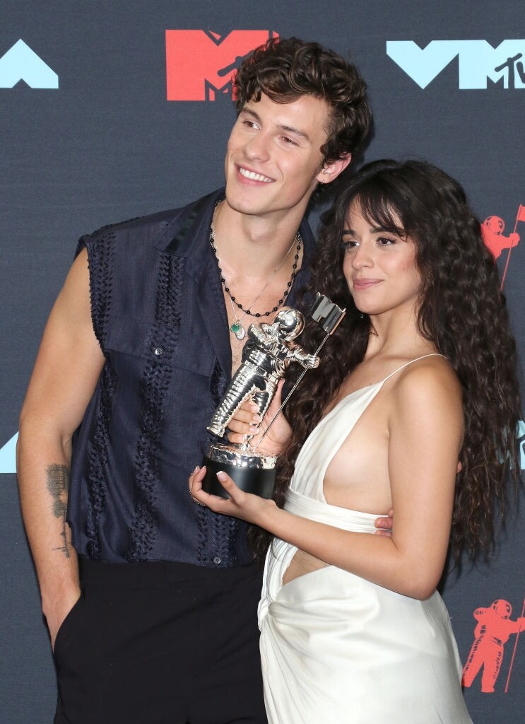 與Shawn Mendes蜜運中的Camila Cabello則選擇了一身雪白晚裝出席VMA,腰間和胸前的鏤空 與Shawn Mendes蜜運中的Camila Cabello則選擇了一身雪白晚裝出席VMA,腰間和胸前的鏤空