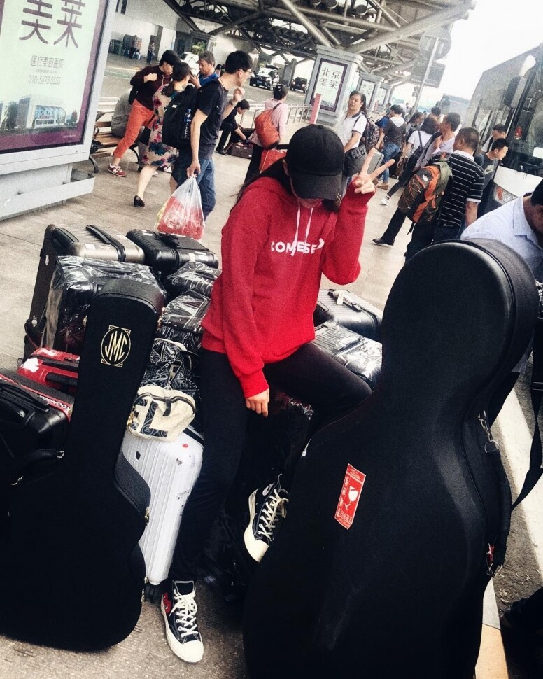 看歐陽娜娜Instagram學私下穿搭：中性風格