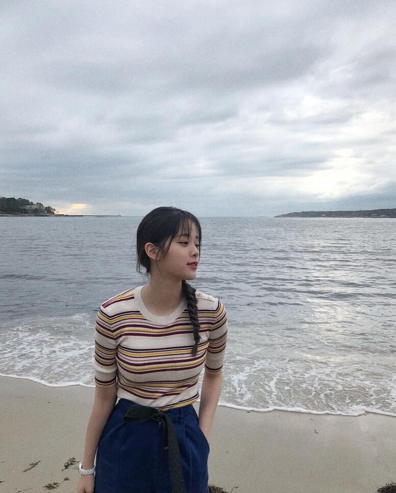 偶爾走起甜美風的娜比也是難掩酷girl本質，黑色打底衫搭配藏藍色碎花