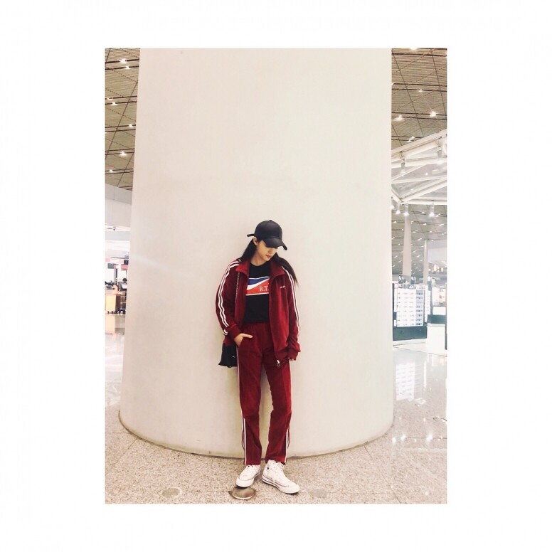 方便輕鬆的運動套裝也是歐陽娜娜的私下照片穿搭，簡單的一身紅色運