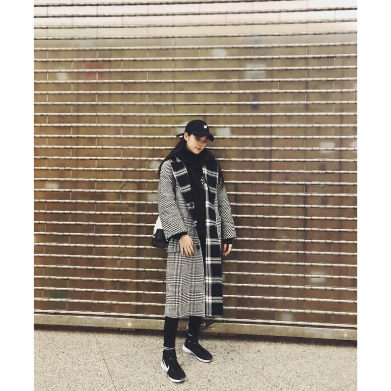 娜娜的穿搭也不受限於任何風格和顏色的格紋，搭配一件基礎的黑色或