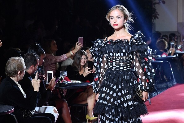 還擔任過模特兒走秀Dolce and Gabbana 2017年秋冬、2018年春夏的天橋上都能看到Amelia Windsor